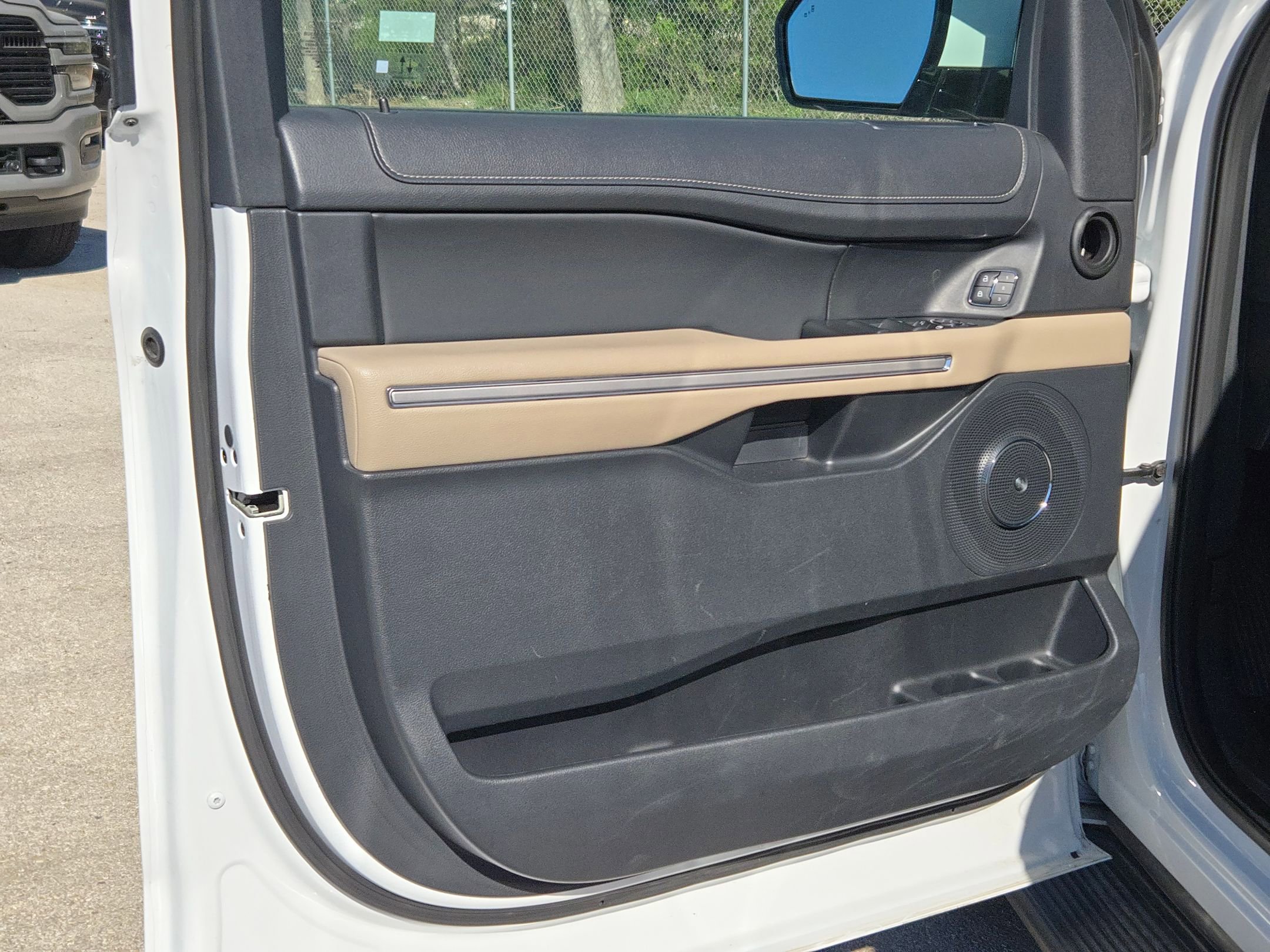 Used 2024 Ford Expedition Limited image 11