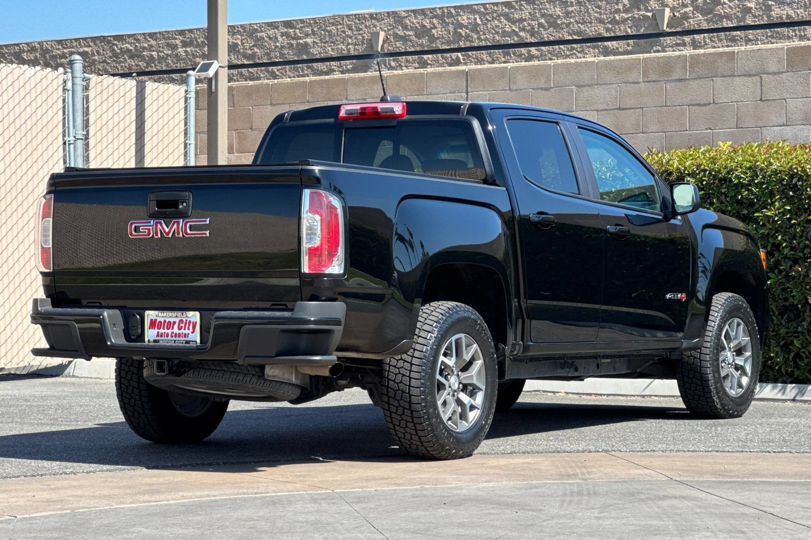 Certified 2022 GMC Canyon AT4 w/ Trailering Package AWD/4WD image 2