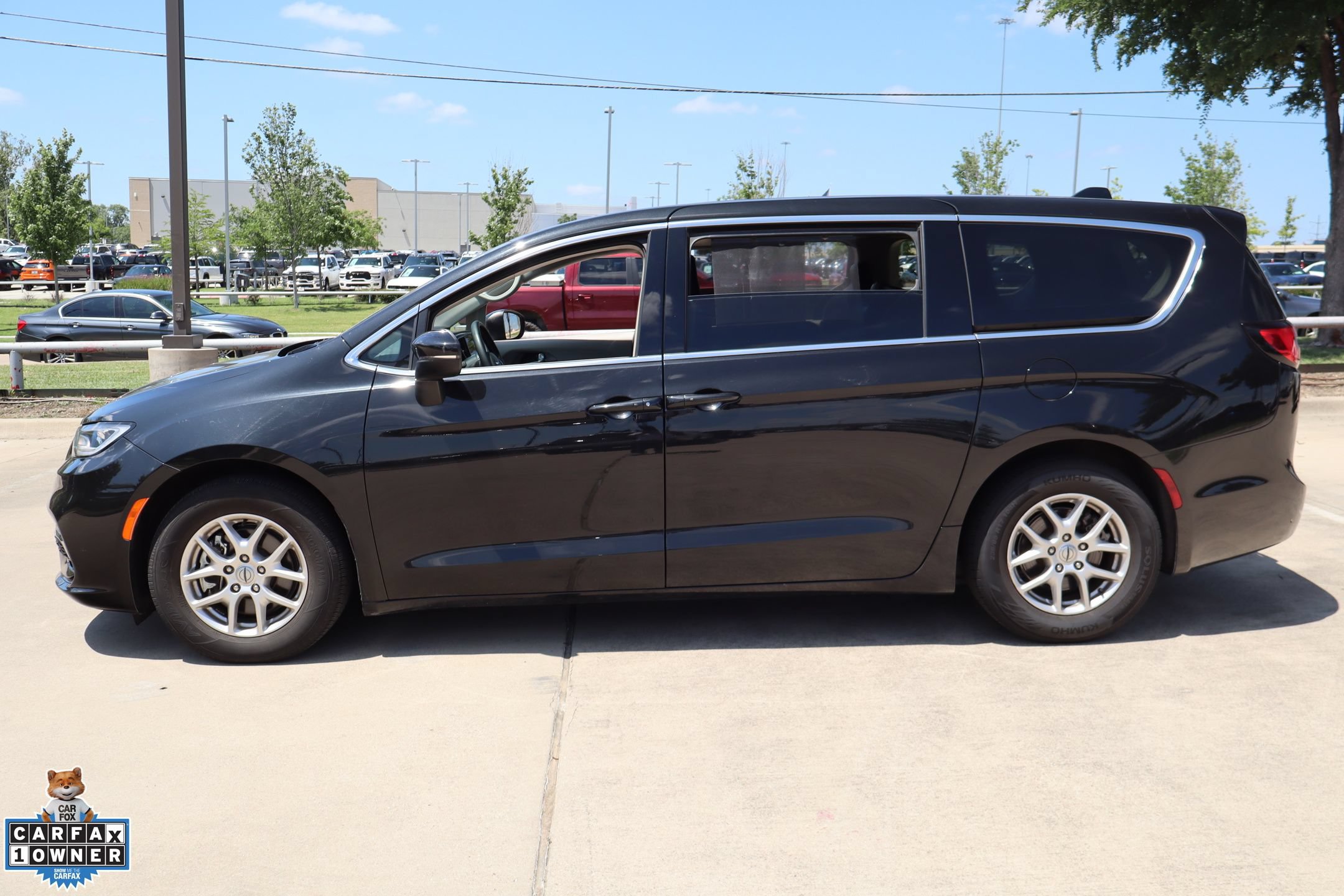 Used 2023 Chrysler Pacifica Touring-L FWD image 7