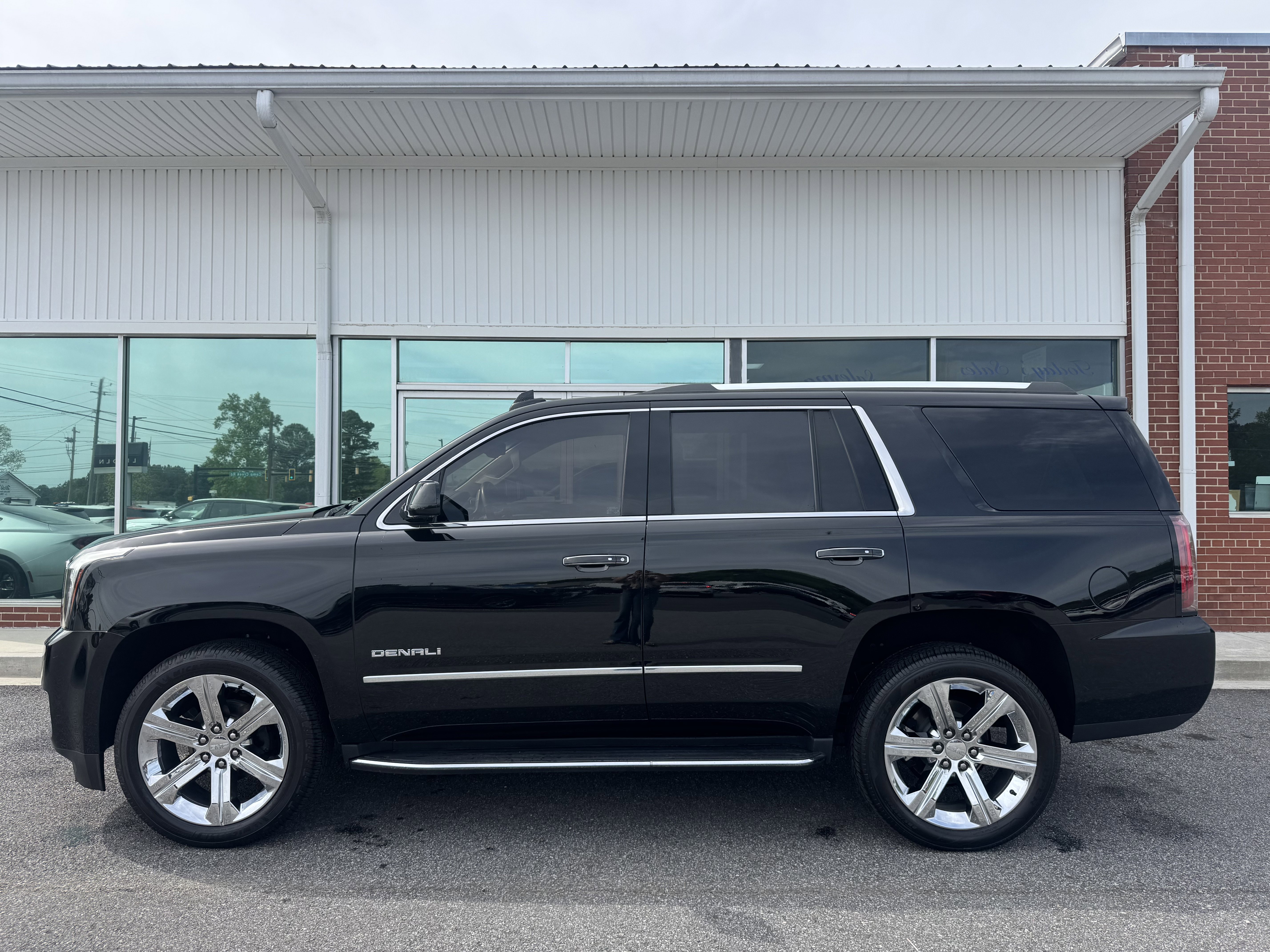 Used 2020 GMC Yukon Denali w/ Open Road Package RWD image 1