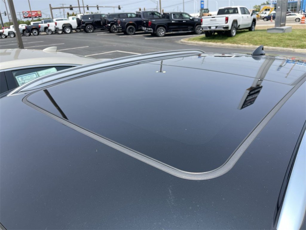 Used 2022 Buick Envision Avenir w/ Technology Package II image 3