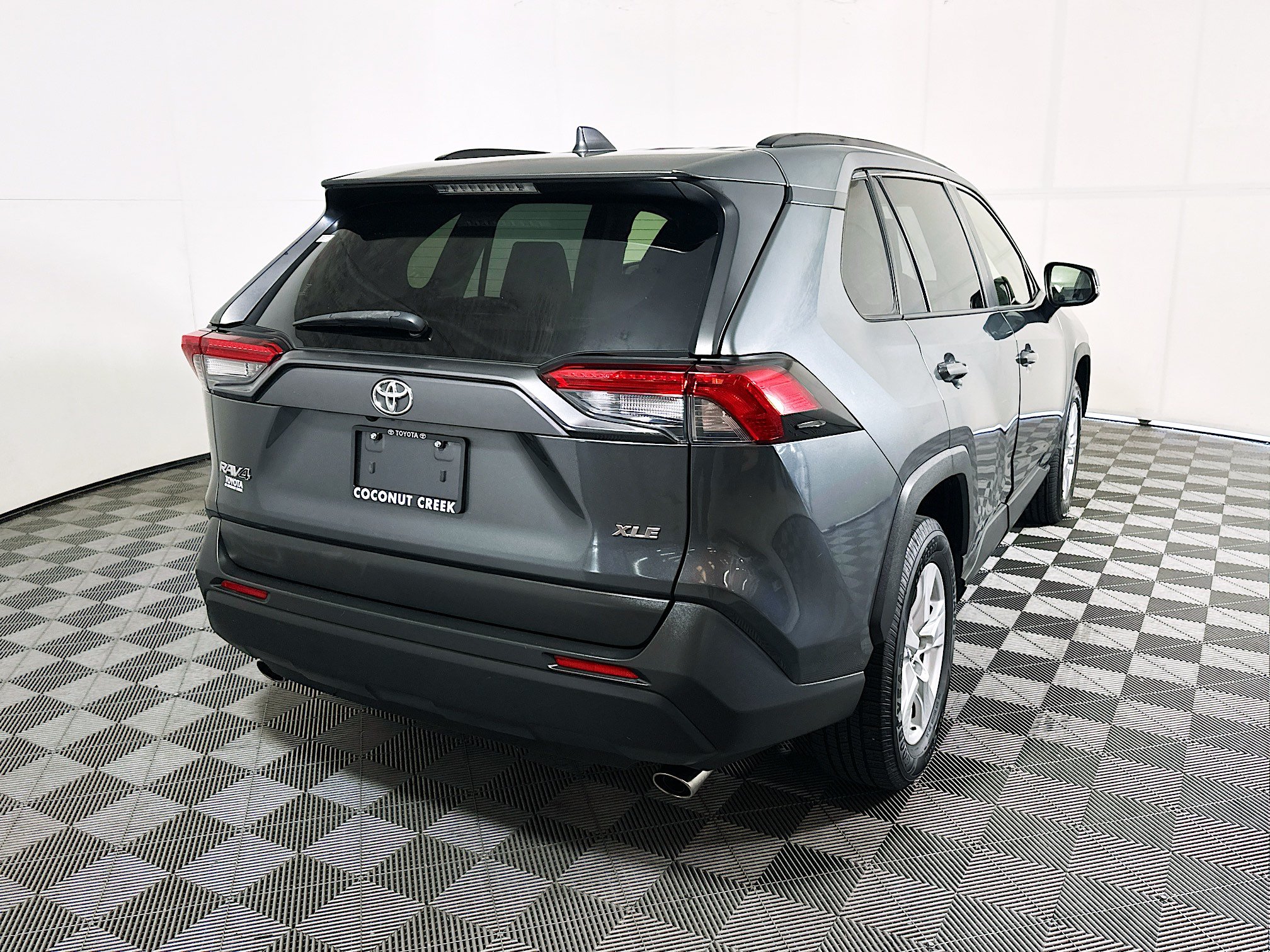 Used 2019 Toyota RAV4 XLE w/ Convenience Package FWD image 3