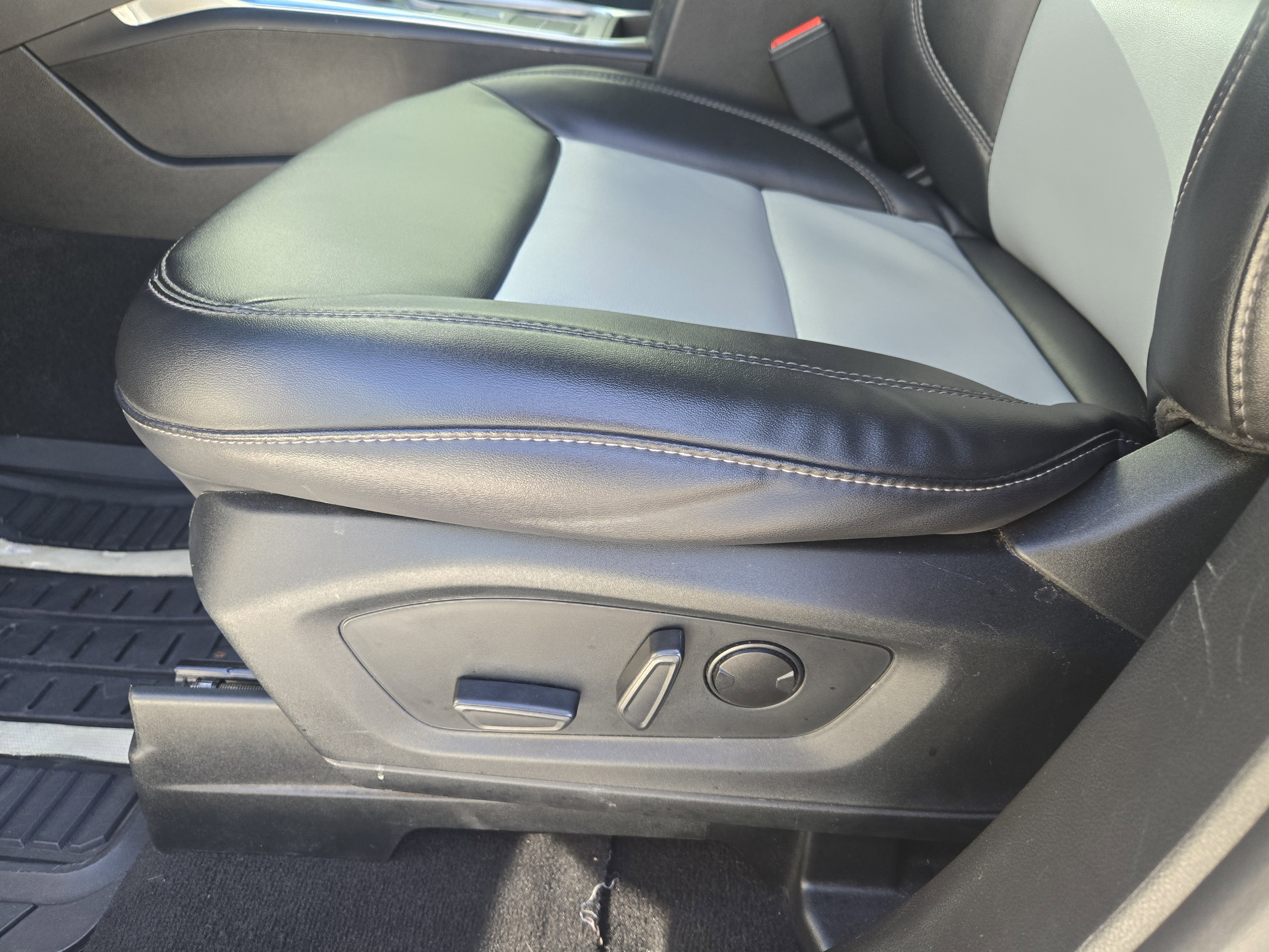 Used 2023 Ford Explorer XLT w/ Equipment Group 202A image 26