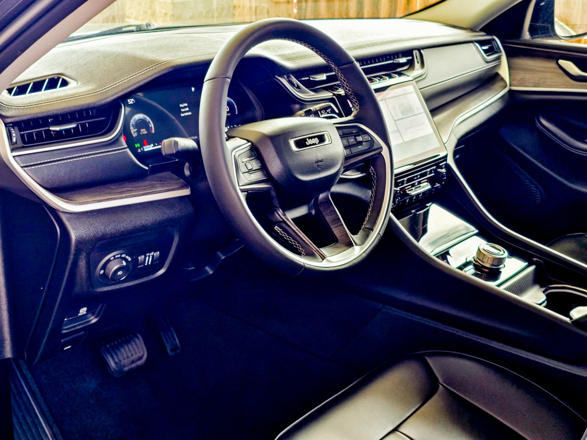 Used 2024 Jeep Grand Cherokee Limited w/ Black Appearance Package image 4