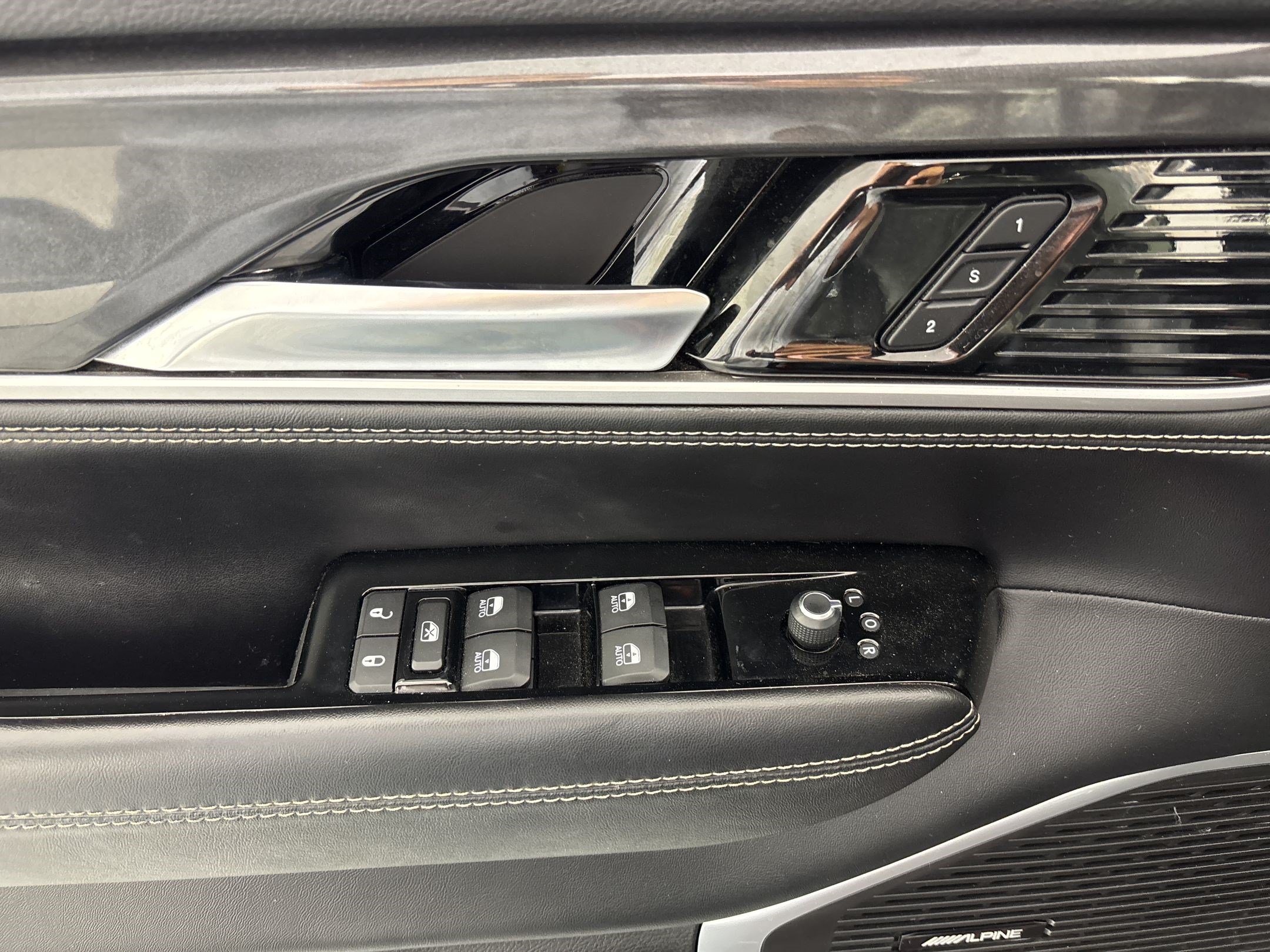 Used 2022 Jeep Wagoneer Series I AWD/4WD image 15
