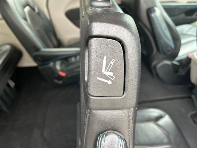 Used 2021 Chrysler Pacifica Touring-L FWD image 38