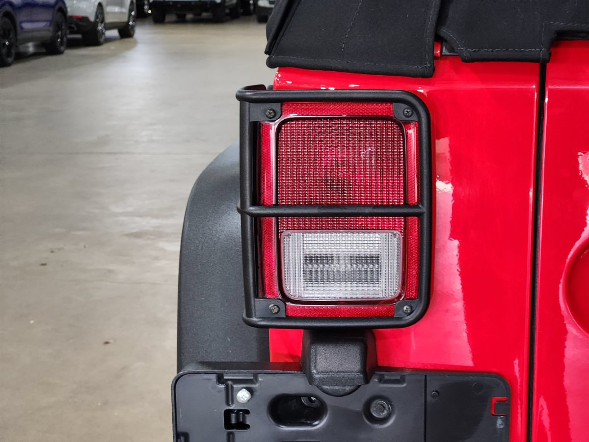 Used 2017 Jeep Wrangler Unlimited Rubicon AWD/4WD image 13