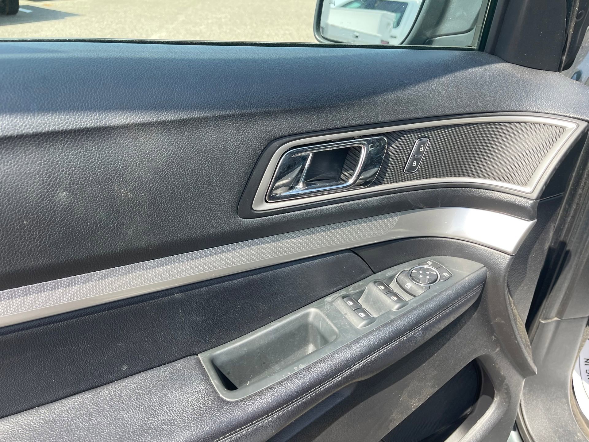 Used 2016 Ford Explorer XLT w/ Equipment Group 202A FWD image 12