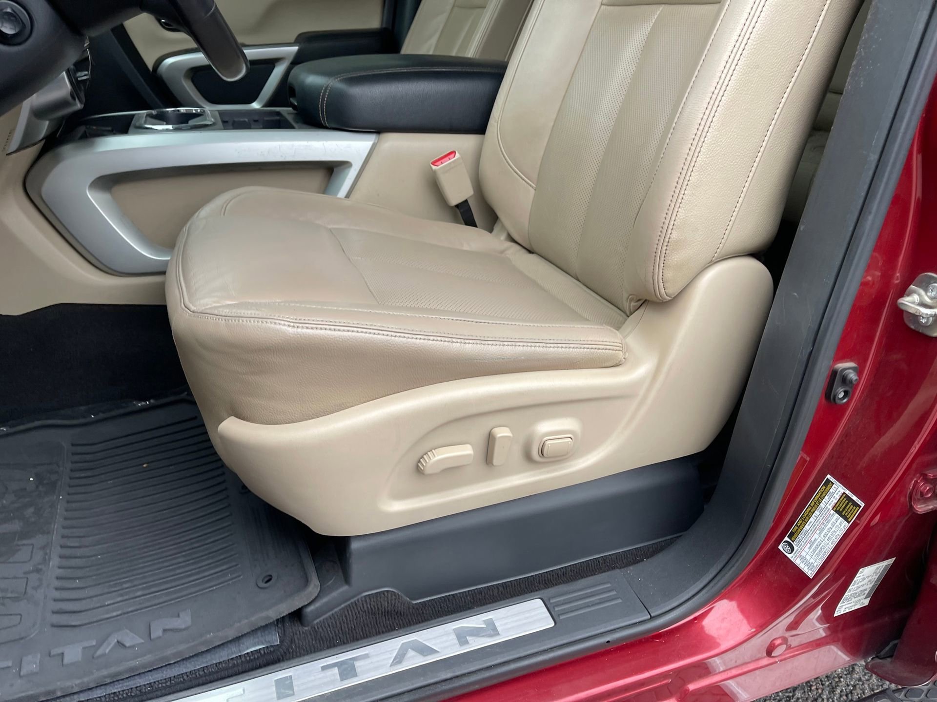 Used 2017 Nissan Titan SL w/ Chrome Package image 16