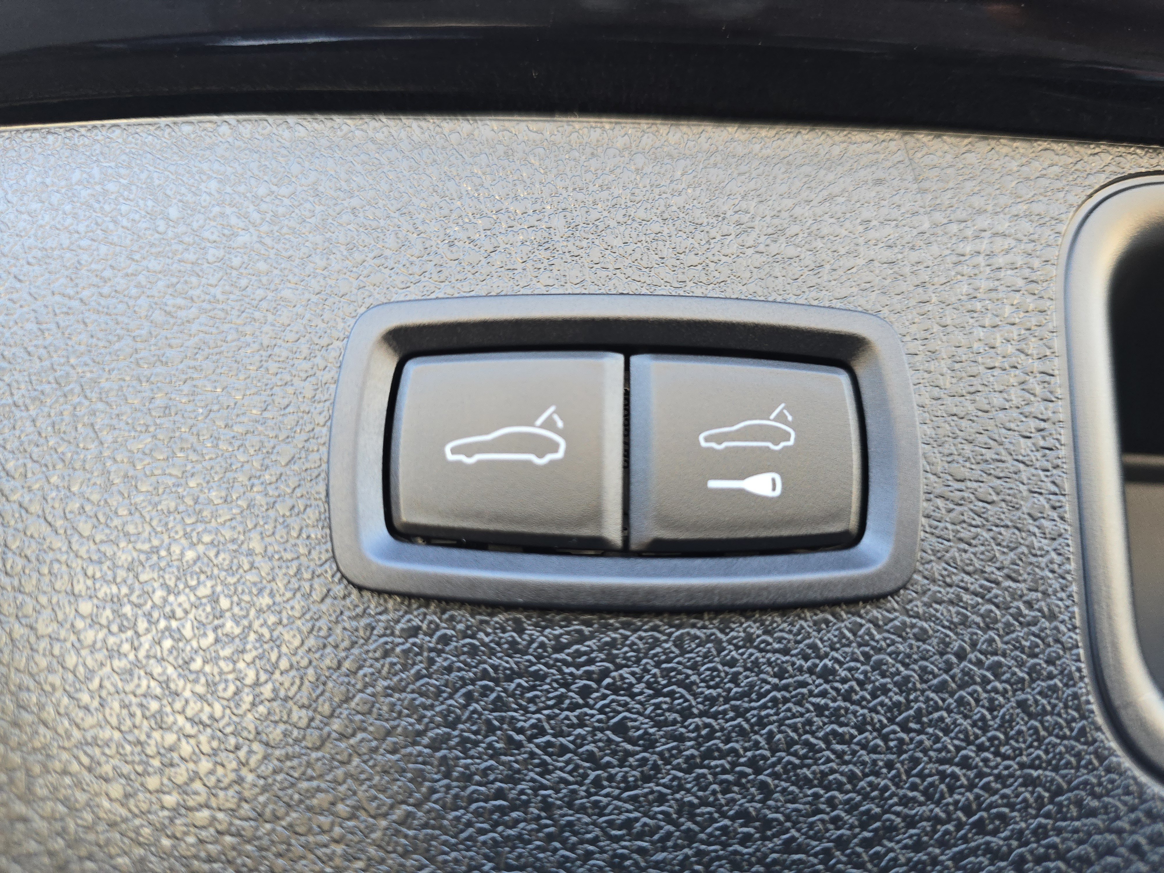 Certified 2025 Porsche Macan AWD/4WD image 16
