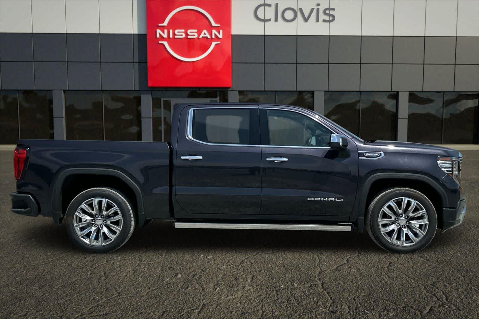 Used 2022 GMC Sierra 1500 Denali w/ Denali Reserve Package AWD/4WD image 9