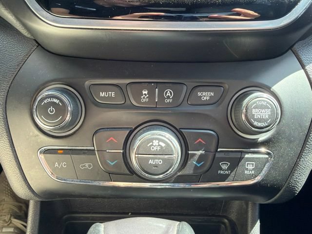 Used 2020 Jeep Cherokee Limited FWD image 30