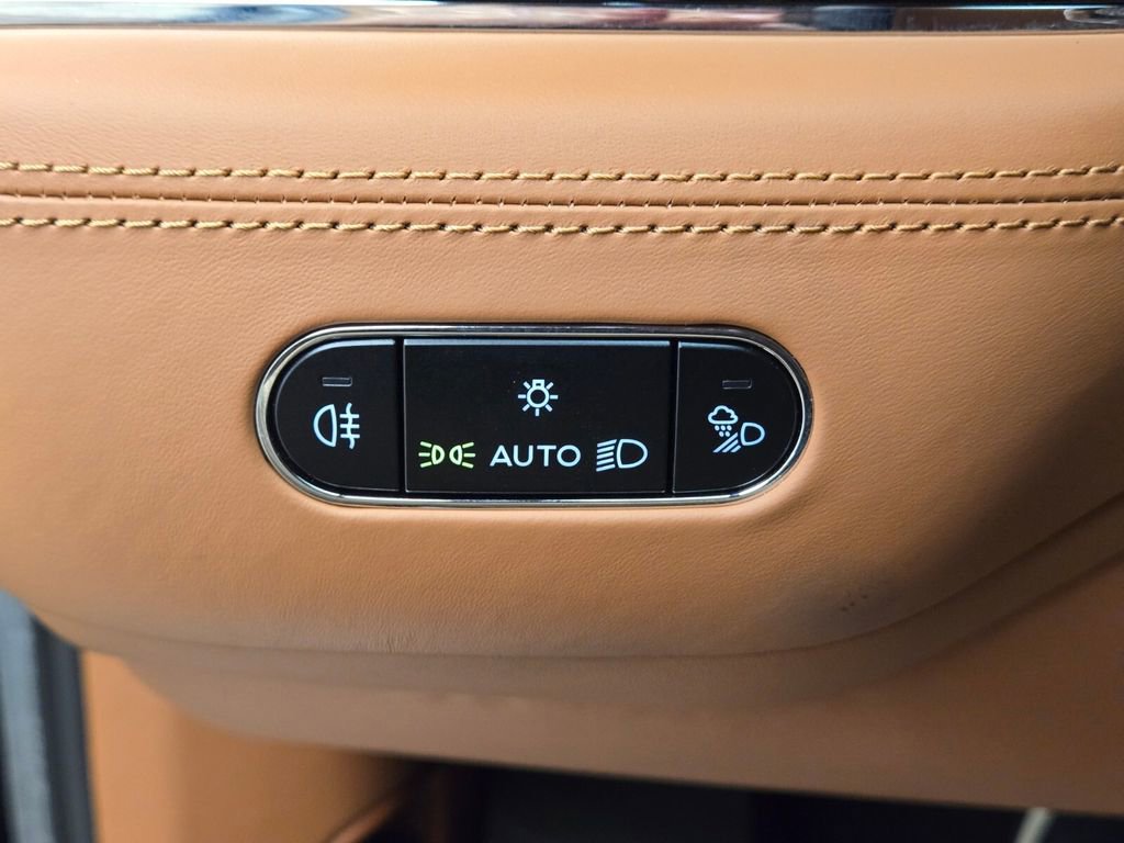 Used 2024 Bentley Bentayga image 43