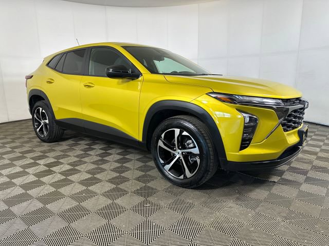 Used 2025 Chevrolet Trax RS w/ Sunroof Package image 2