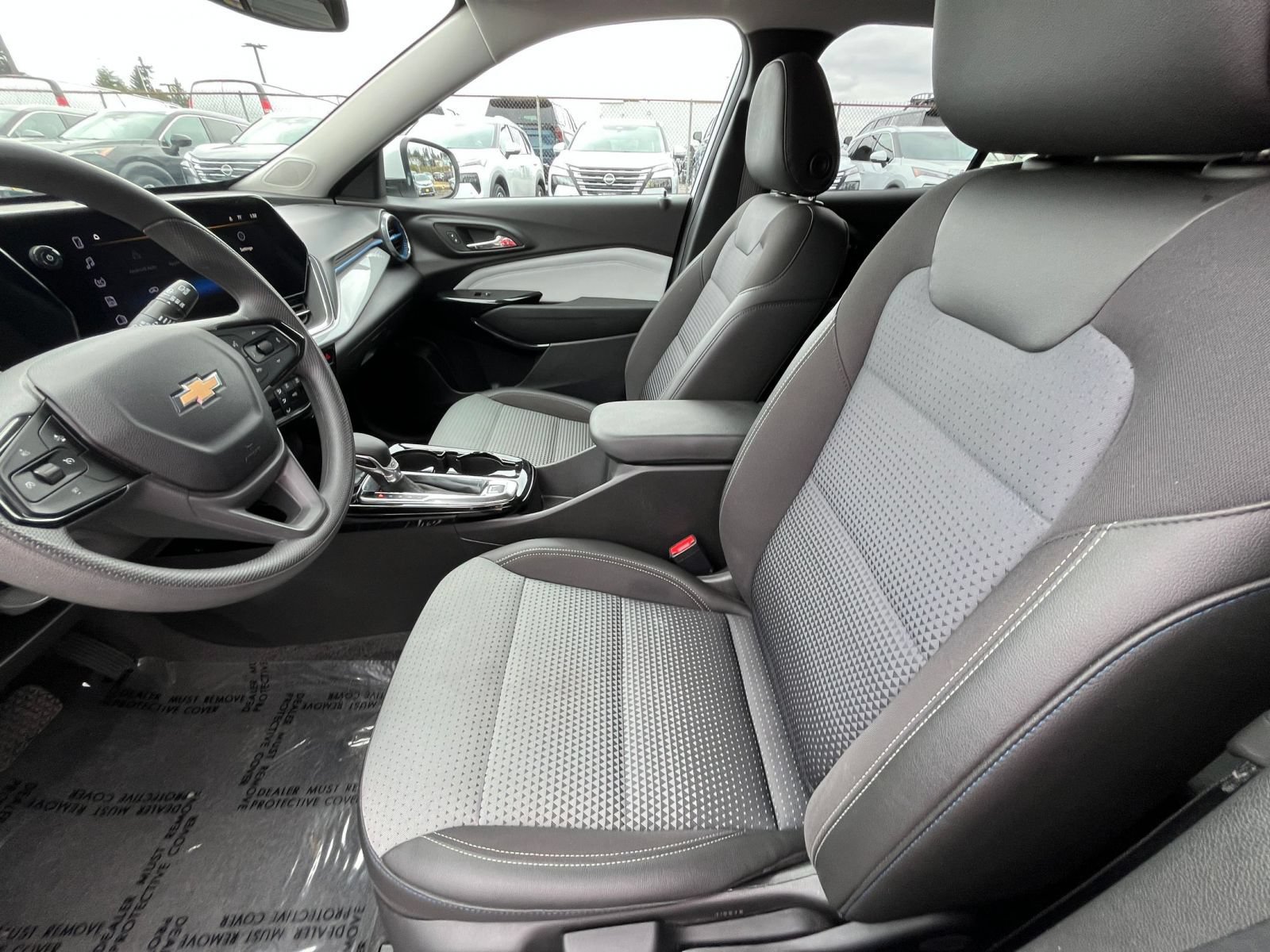 Used 2025 Chevrolet Trax LT FWD image 27