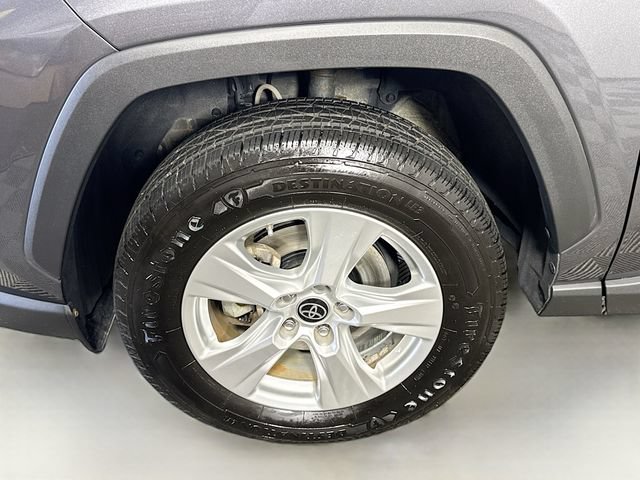 Used 2021 Toyota RAV4 LE AWD/4WD image 4