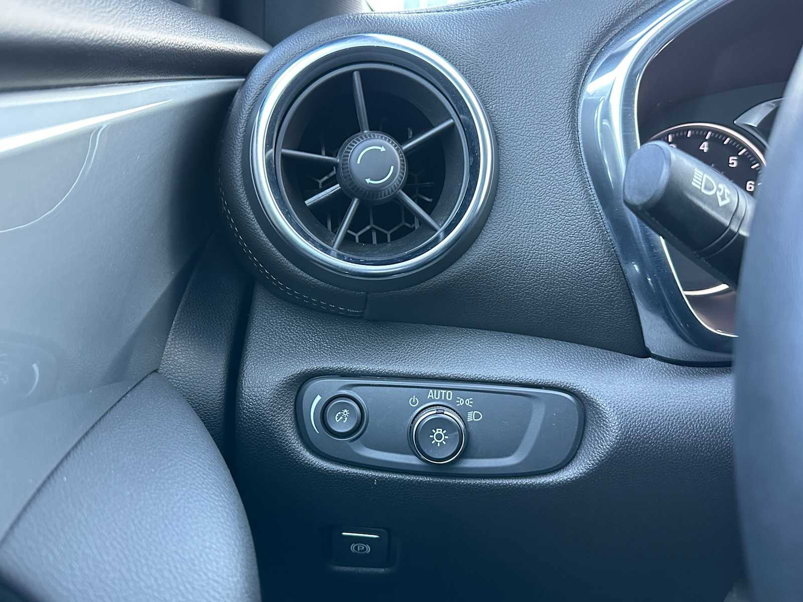 Used 2020 Chevrolet Blazer LT image 30