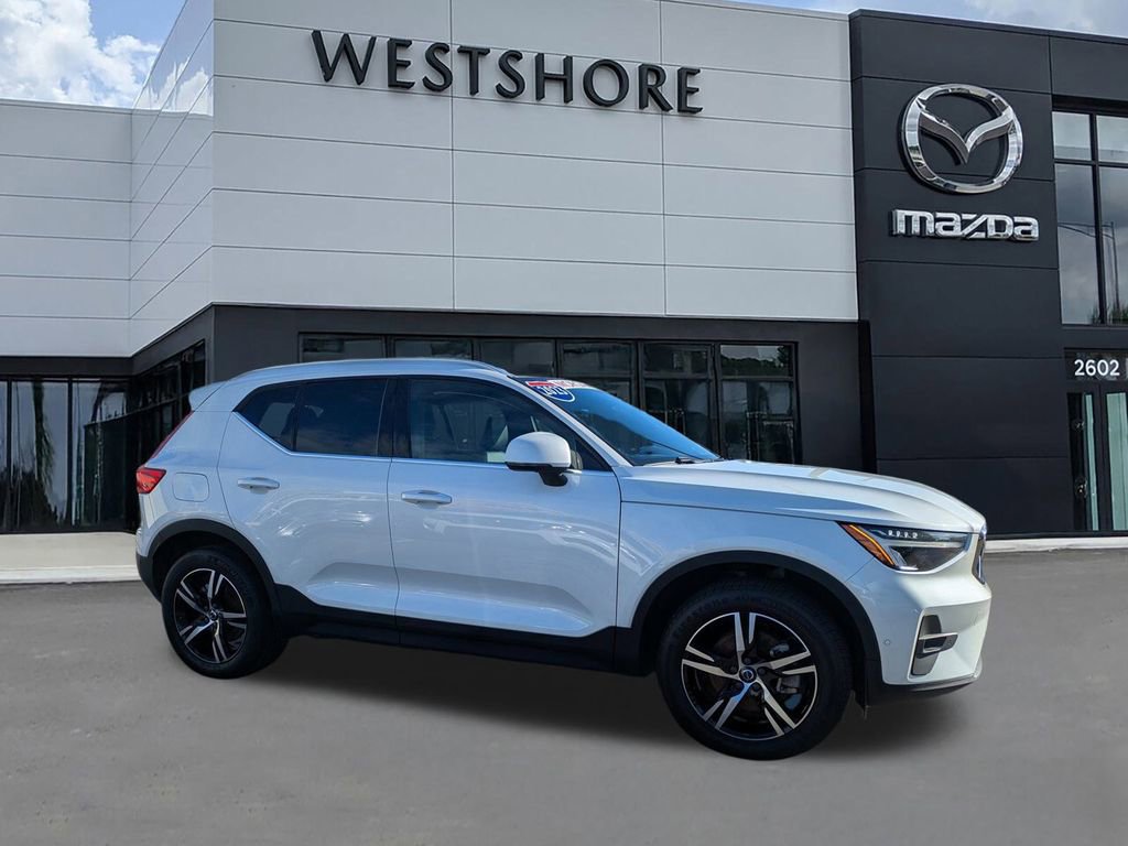 Used 2023 Volvo XC40 B5 Plus image 2