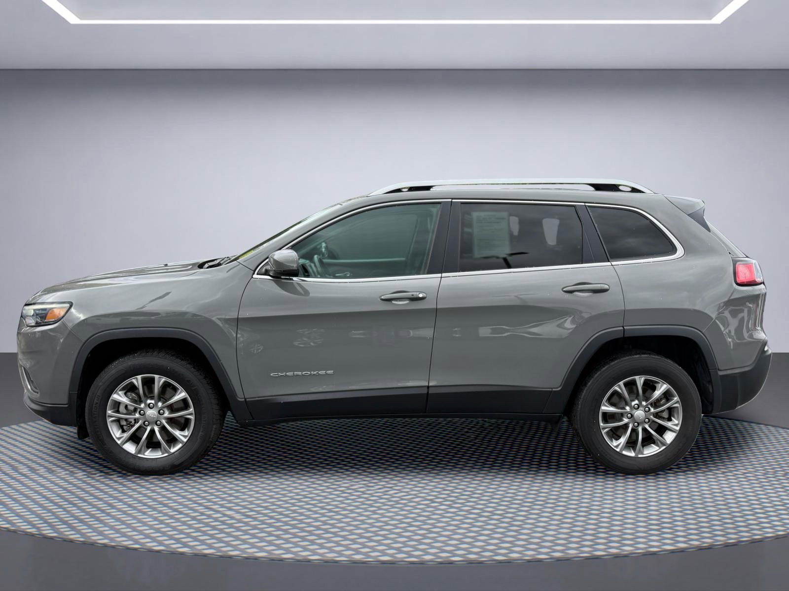 Used 2019 Jeep Cherokee Latitude Plus w/ Cold Weather Group AWD/4WD image 2