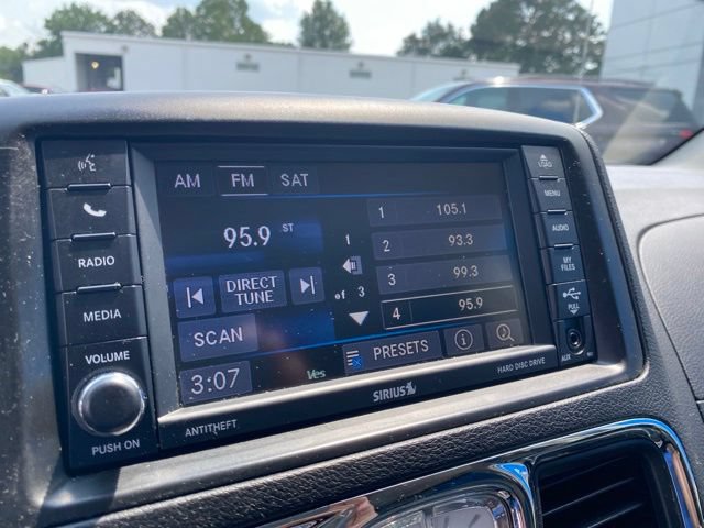 Used 2013 Chrysler Town & Country Touring FWD image 23