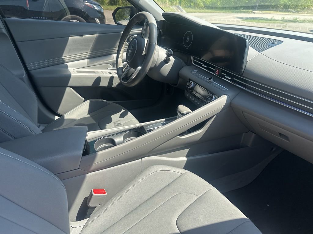 Used 2024 Hyundai Elantra SEL w/ Convenience Package image 3