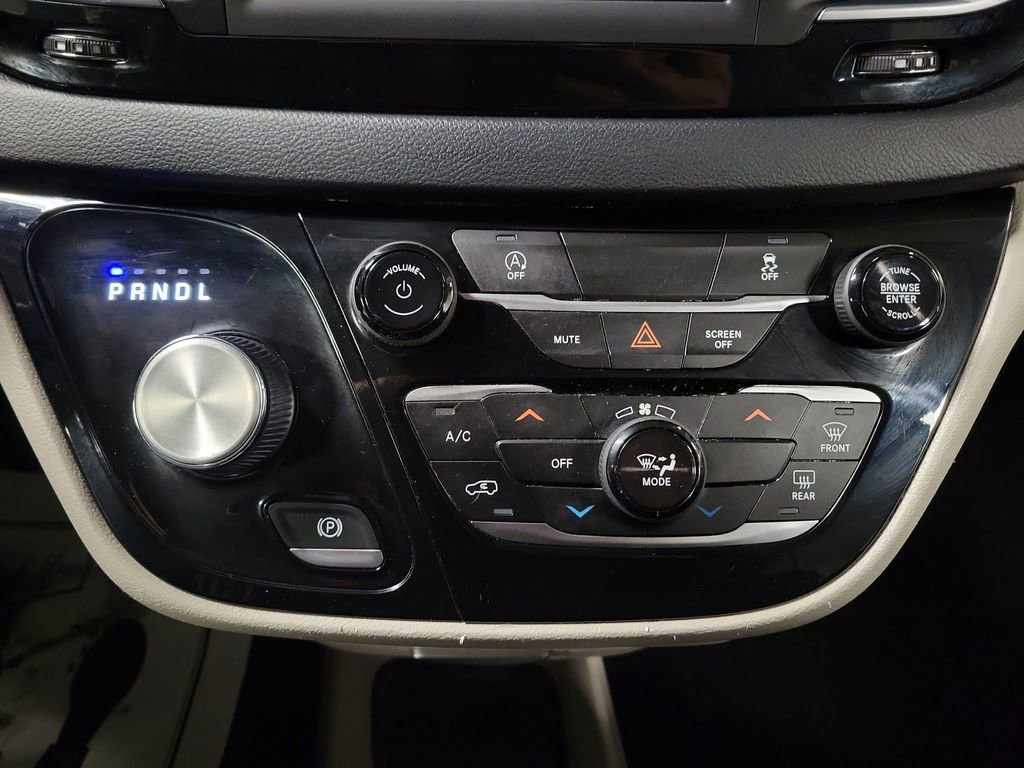 Used 2020 Chrysler Voyager L image 18