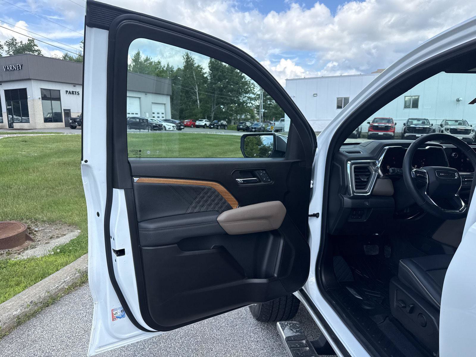 Used 2024 GMC Canyon Denali AWD/4WD image 11