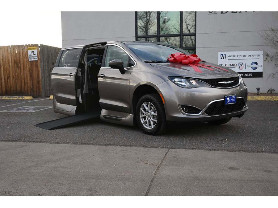 Used 2017 Chrysler Pacifica Touring FWD image 2