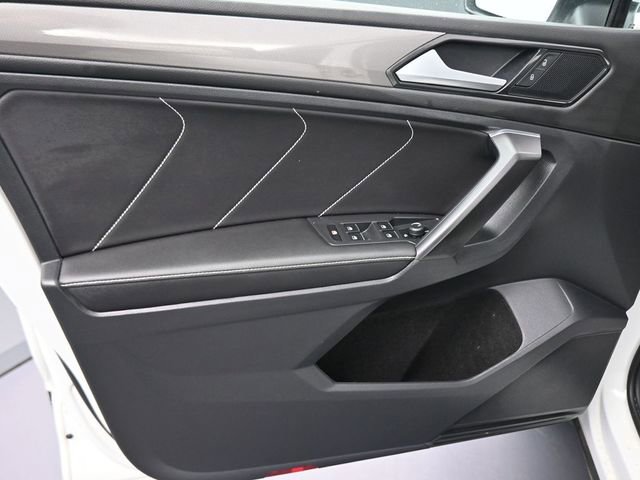 Used 2023 Volkswagen Tiguan SE w/ Panoramic Sunroof Package image 28