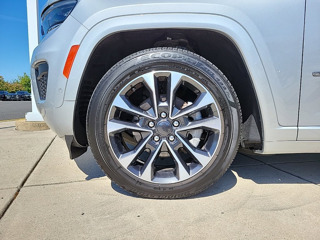 Used 2023 Jeep Grand Cherokee Overland w/ Luxury Tech Group IV AWD/4WD image 8