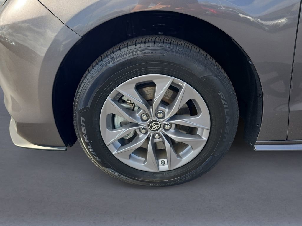 Used 2024 Toyota Sienna LE image 9