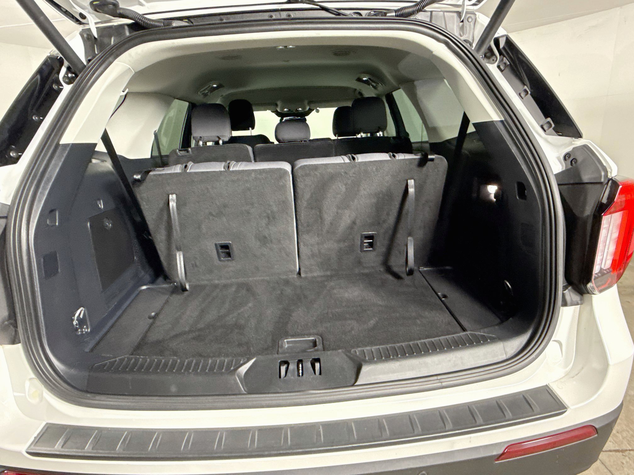 Used 2025 Ford Explorer Active AWD/4WD image 33
