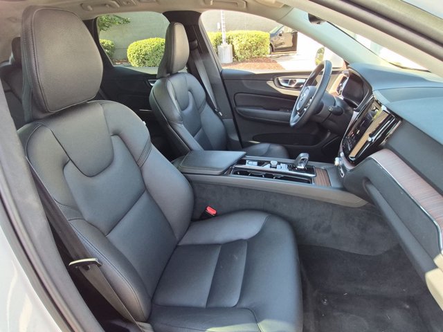 Used 2023 Volvo XC60 B5 Plus AWD/4WD image 21