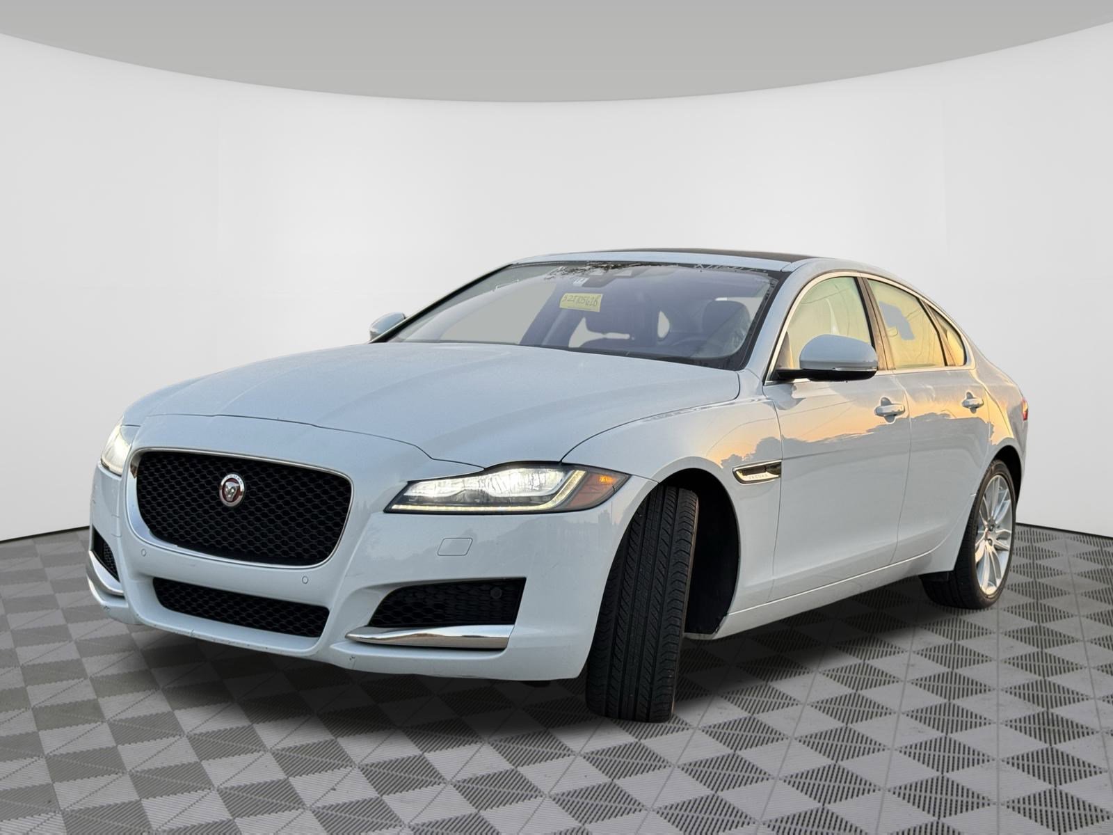 Used 2018 Jaguar XF Portfolio image 15