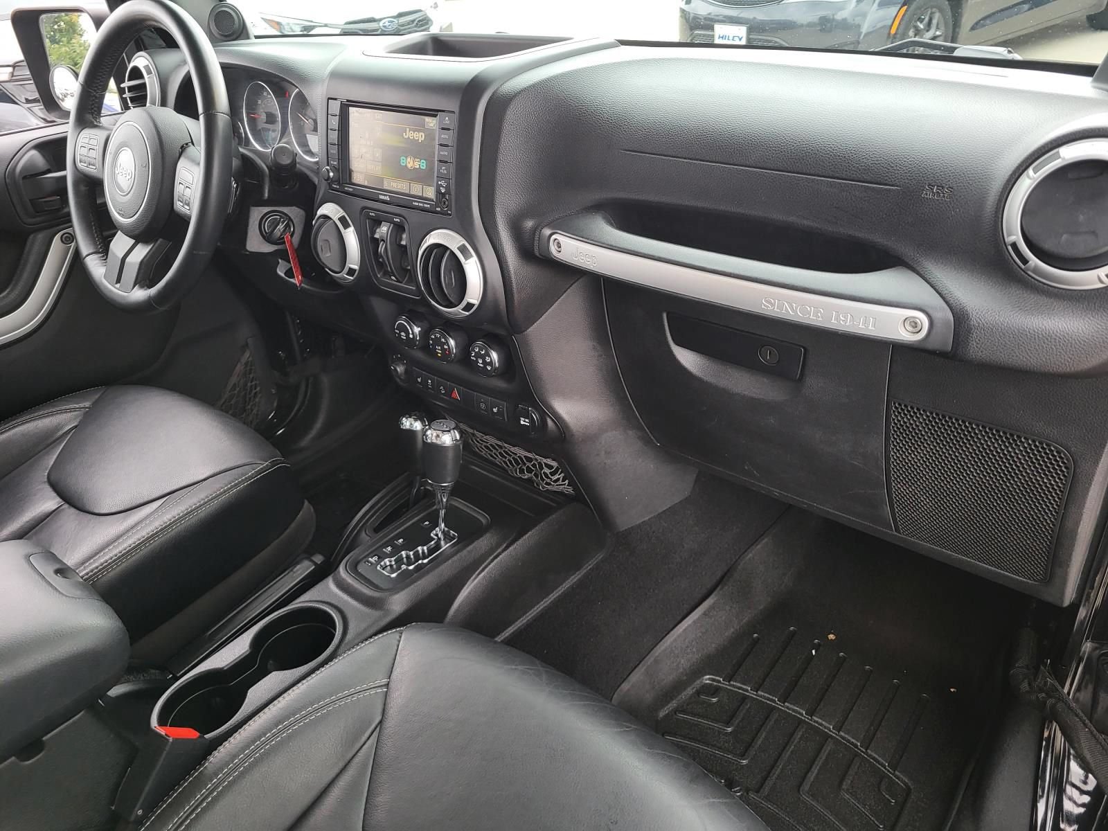 Used 2013 Jeep Wrangler Unlimited Sahara w/ Connectivity Group AWD/4WD image 9