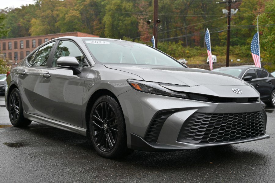 Used 2025 Toyota Camry SE image 7