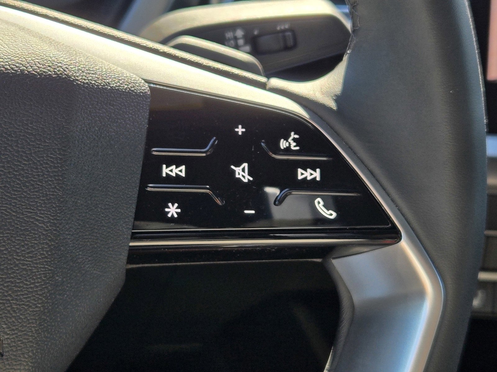 Used 2024 Audi Q4 e-tron Premium w/ Convenience Package image 18