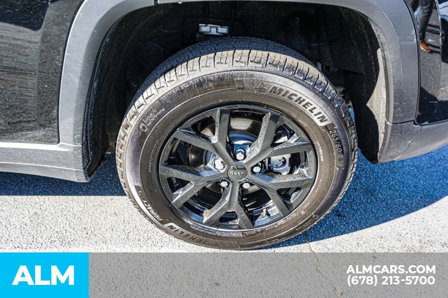 Used 2025 Jeep Grand Cherokee Altitude AWD/4WD image 17