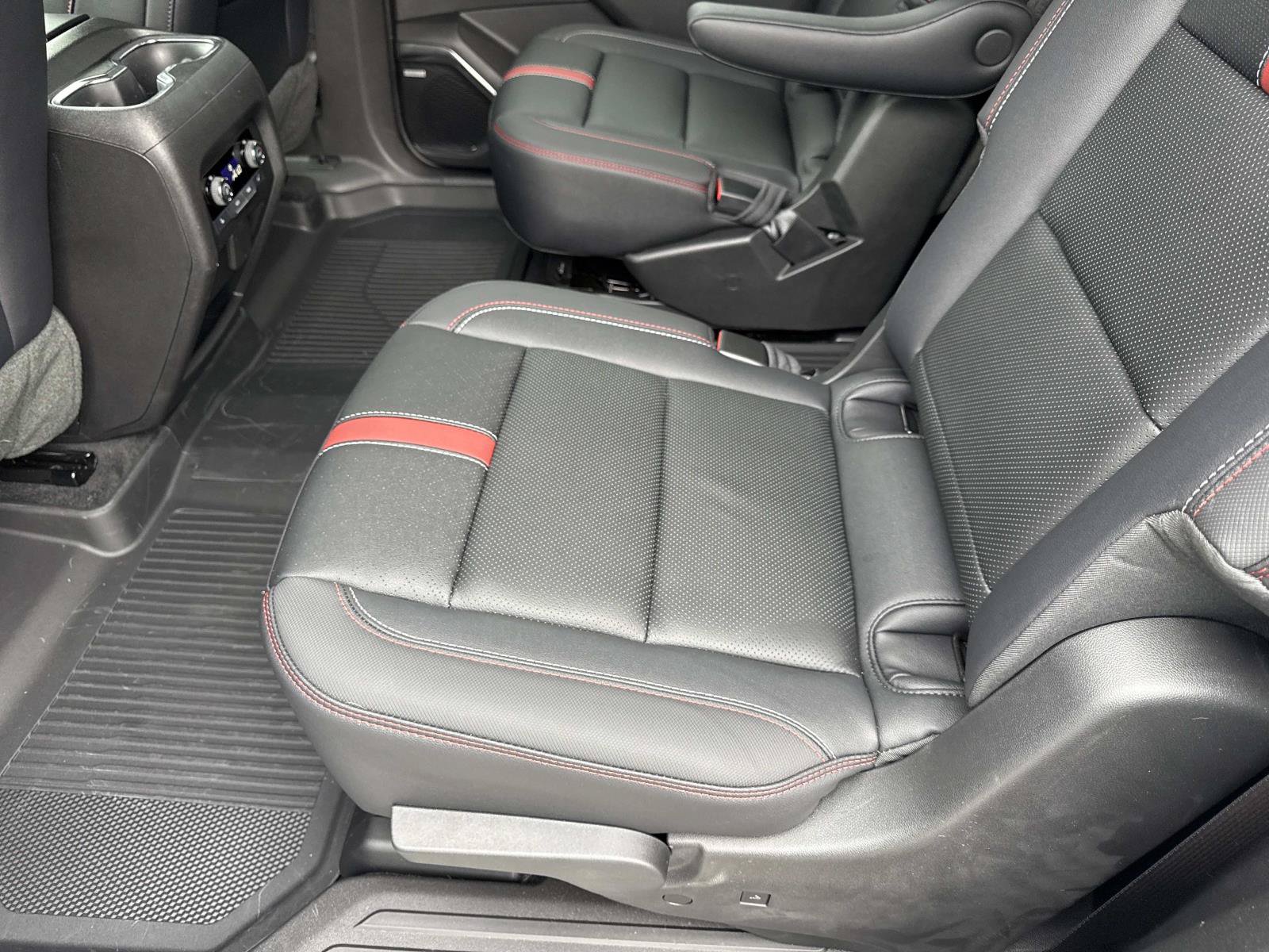 Used 2026 Chevrolet Traverse RS FWD image 10
