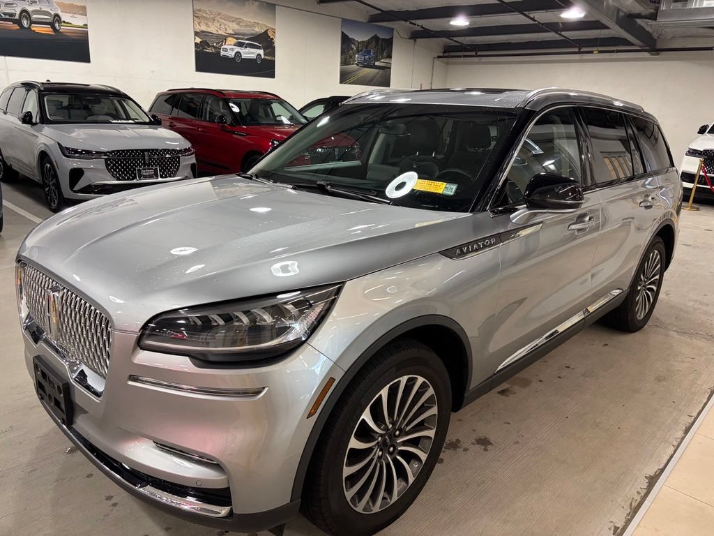 Used 2024 Lincoln Aviator AWD w/ Premium Package image 3