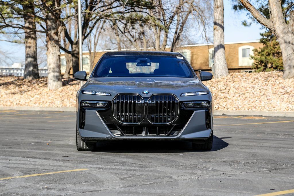 Used 2025 BMW 760i xDrive w/ Executive Package AWD/4WD image 8