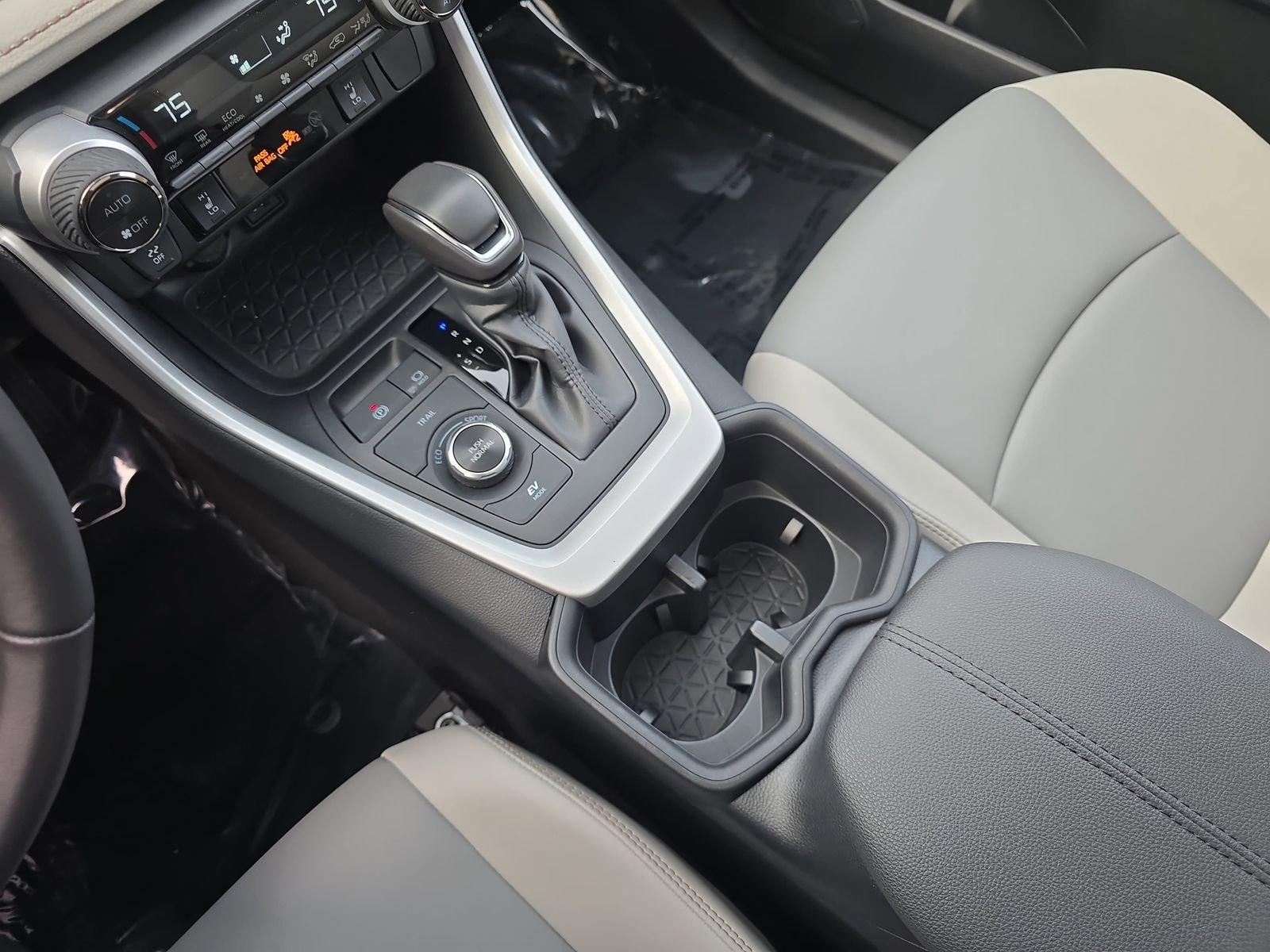 Used 2025 Toyota RAV4 XLE Premium image 32