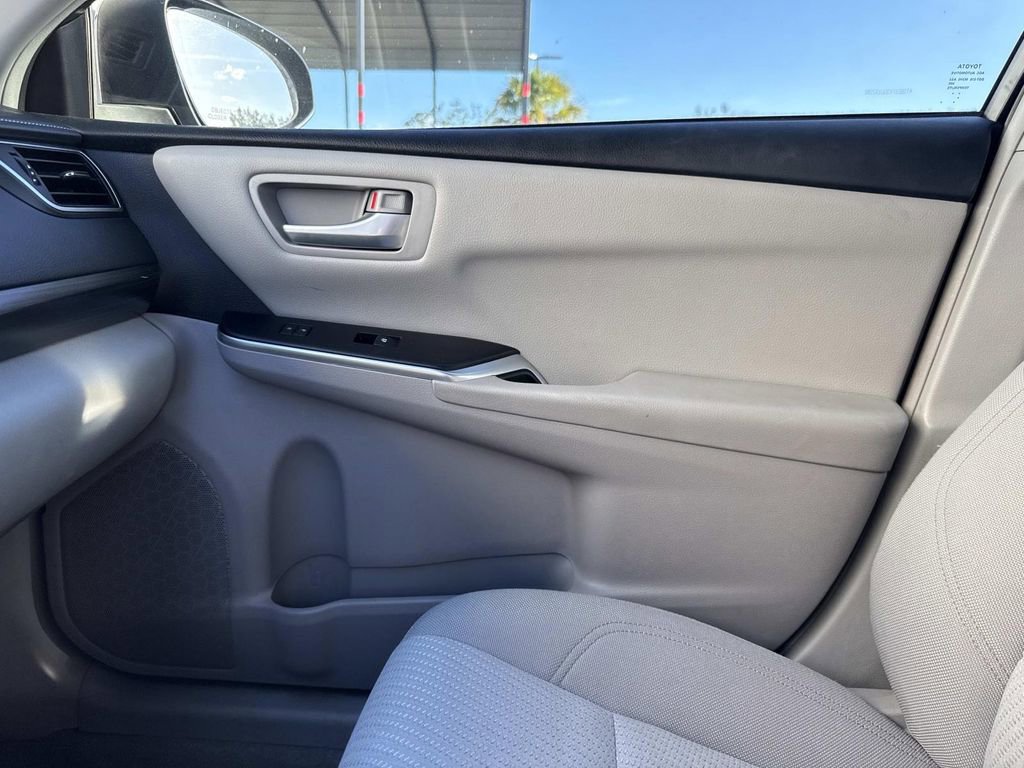 Used 2016 Toyota Camry LE FWD image 29