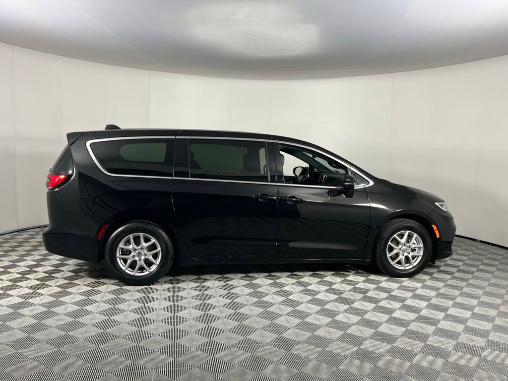 Used 2025 Chrysler Pacifica Select image 7