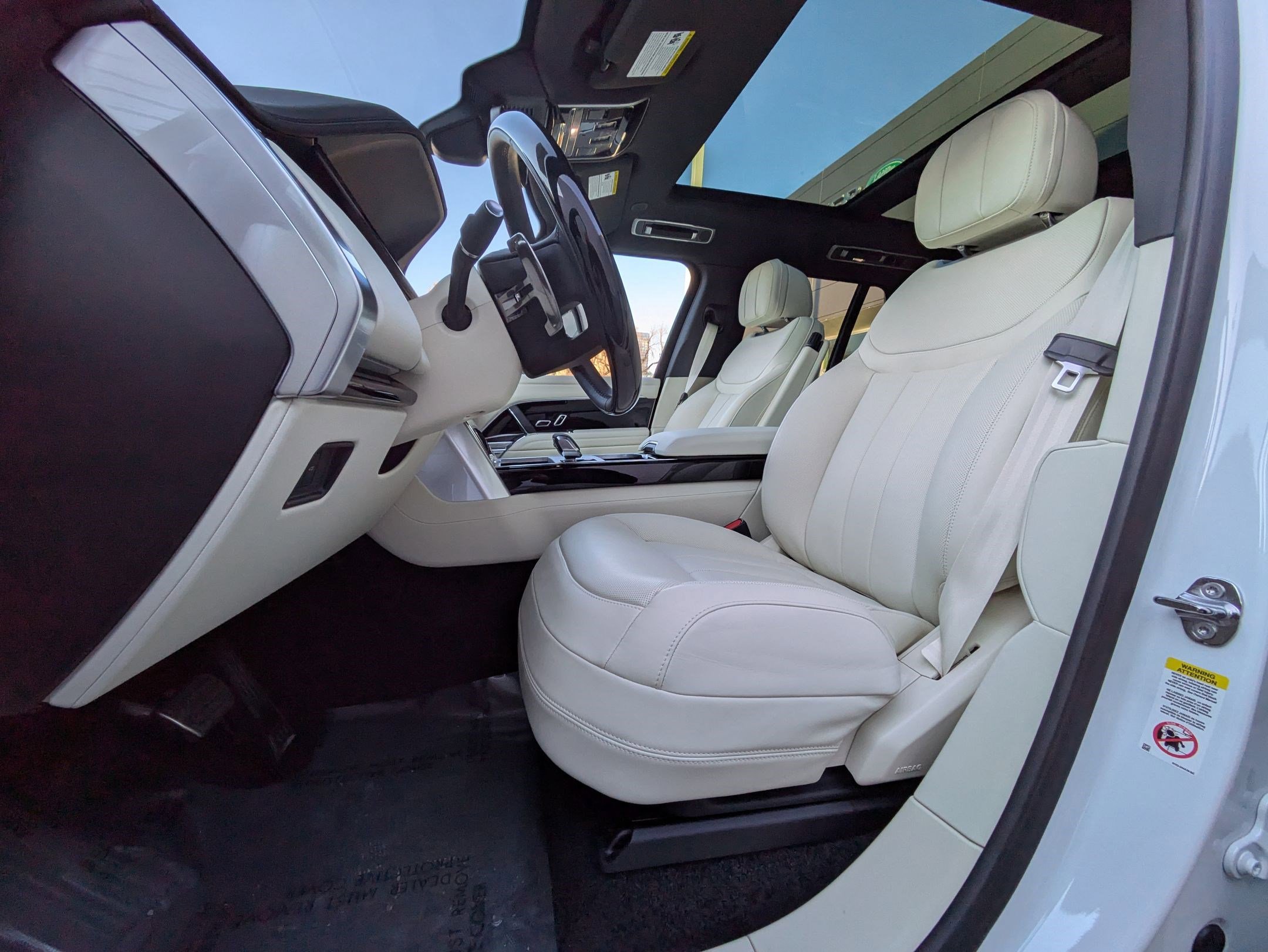 New 2025 Land Rover Range Rover SE image 16