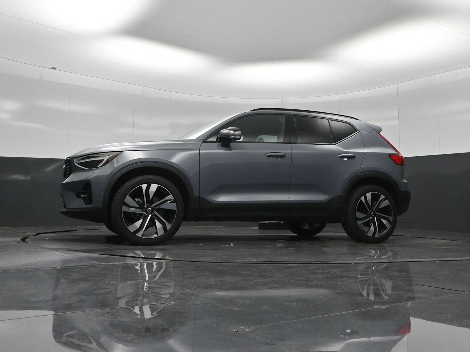 Used 2023 Volvo XC40 B5 Plus w/ Driver Assist Package AWD/4WD image 42