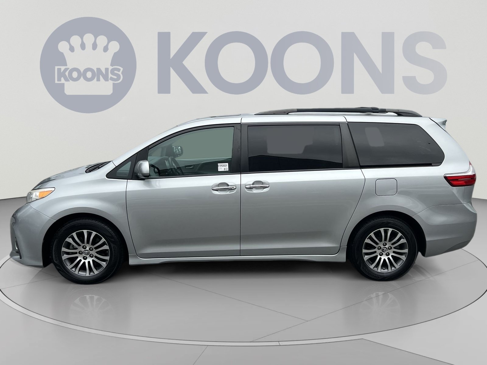 Used 2019 Toyota Sienna XLE w/ XLE Navigation Package FWD image 2