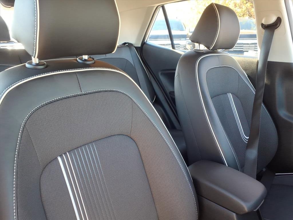 Used 2023 Hyundai Venue Limited image 20