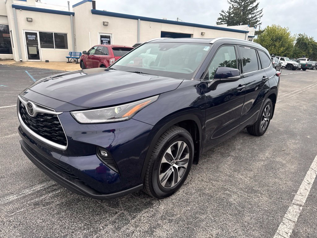 Used 2021 Toyota Highlander XLE AWD/4WD image 8