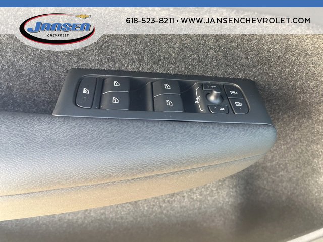 Used 2025 Volvo XC40 B5 Plus image 16